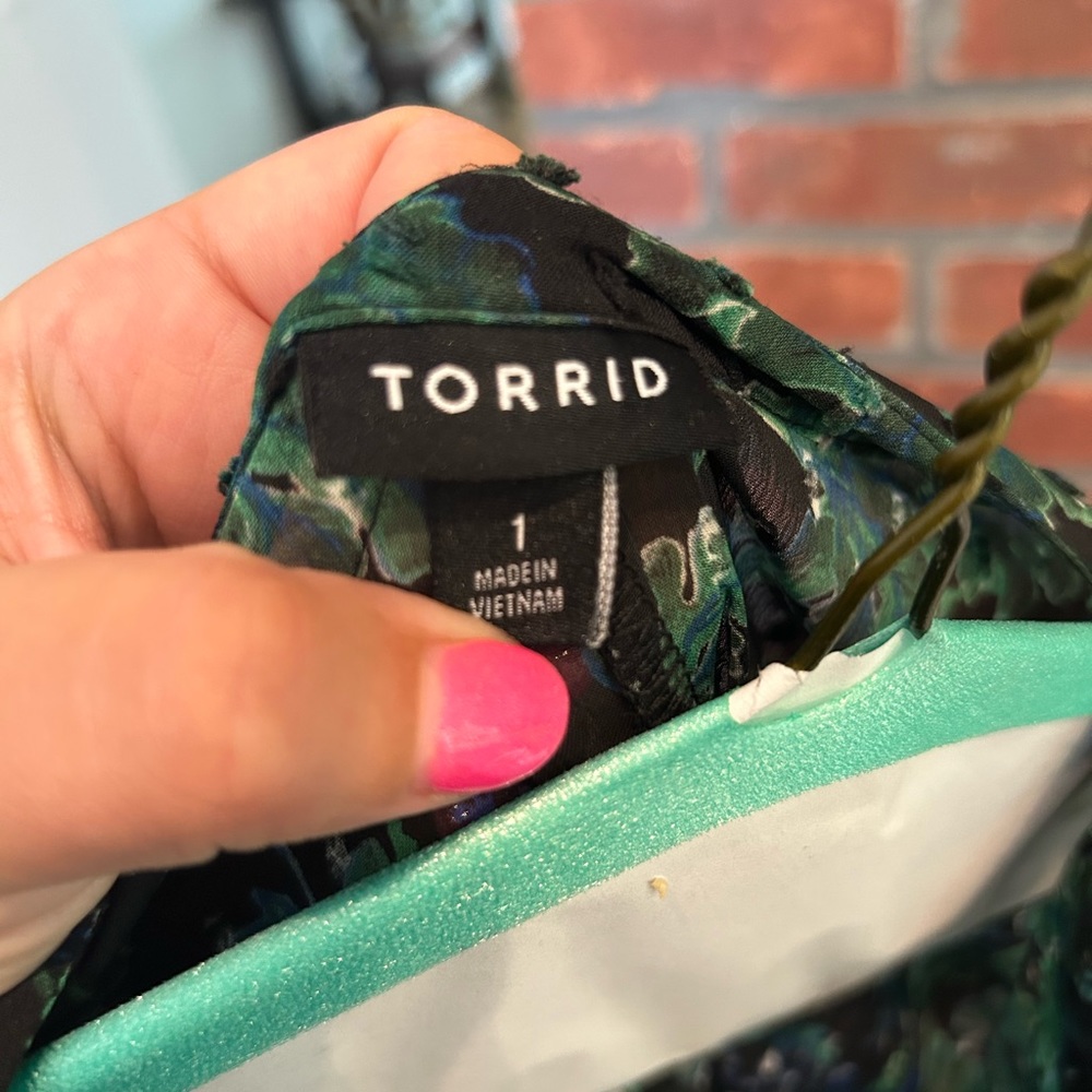 Torrid Size 1 Maxi Chiffon Clip Dot Pleated Black Dress with Green & Navy Floral - Picture 6 of 7